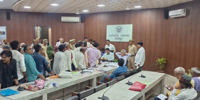 गाजीपुर: डीएम के जनता दरबार से सांसद-विधायकों का शटर डाउन