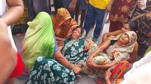 वाराणसी: डीसीएम के चपेट में आने से पिता की मौत, पुत्र गंभीर