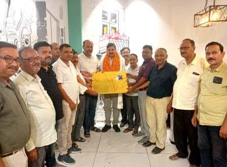 गाजीपुर के दवा व्यापारियों ने ड्रग इंस्पेक्टर बृजेश कुमार मौर्य को दी भावभीनी विदाई