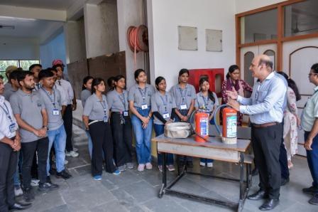 अशोका इंस्टीट्यूट वाराणसी में अग्नि सुरक्षा अभ्यास कार्यक्रम का हुआ आयोजन