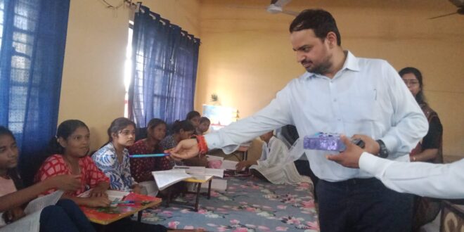 कस्तूरबा गांधी बालिका विद्यालय सादात के छात्राओ से किया डीएम ने संवाद, टॉफी मिलने से बच्‍चे हुए खुश   