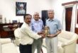 ‘मेनिफेस्टेशन आफ शिव महादेव’ के लेखक ने बीएचयू के कुलपति को पुस्‍तक किया भेंट