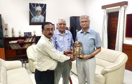 ‘मेनिफेस्टेशन आफ शिव महादेव’ के लेखक ने बीएचयू के कुलपति को पुस्‍तक किया भेंट