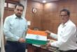 गाजीपुर: जन-जन तक तिरंगा पहुंचाने के लिए डीएम ने वितरित राष्‍ट्रीय ध्‍वज