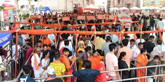 सावन के दूसरे सोमवार पर बाबा विश्‍वनाथ धाम में उमड़ा श्रद्धालुओं का जनसैलाब