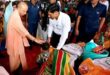 बलिया: सीएम योगी ने किया बाढ़ ग्रस्‍त क्षेत्रों का निरीक्षण, पीड़ितों में बांटी राहत सामग्री