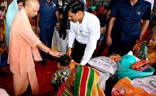 बलिया: सीएम योगी ने किया बाढ़ ग्रस्‍त क्षेत्रों का निरीक्षण, पीड़ितों में बांटी राहत सामग्री