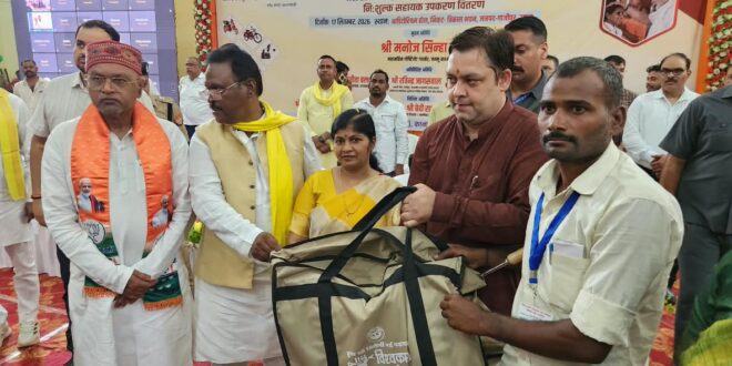 गाजीपुर: 317 लाभार्थियों को प्रदान किए गए सहायक उपकरण, बोले अभिनव सिन्‍हा- दिव्‍यांगजनों के साथ खड़ी है भाजपा सरकार  