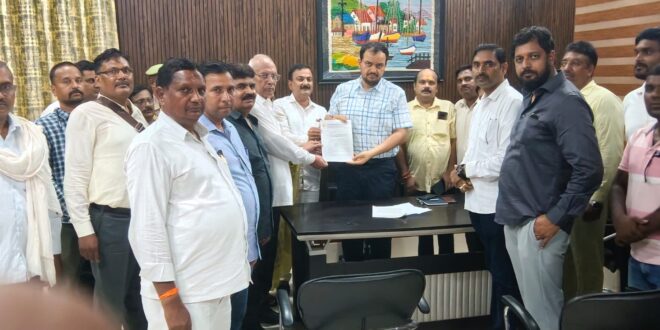 एलपीजी डिस्‍ट्रीब्‍यूटर्स एसोसिएशन गाजीपुर ने अपने सात सूत्रीय मांगो को लेकर डीएम को सौंपा पत्रक