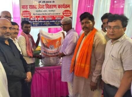 गाजीपुर: भाजपा जिलाध्‍यक्ष ओमप्रकाश राय ने बाढ़ प्रभावित परिवारों में बांटा राहत साम्रग्री