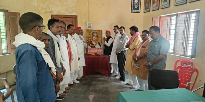 गाजीपुर: पूर्व राज्यसभा सांसद बाबू शिवदयाल सिंह चौरसिया की पुण्यतिथि पर समाजवादी पार्टी ने दी श्रद्धांजलि