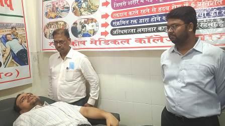 गाजीपुर: पीएम मोदी के जन्‍मदिन पर डीएम व सीडीओ ने किया रक्‍तदान