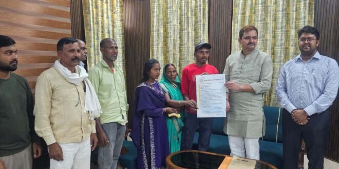 गाजीपुर: एमएलसी विशाल सिंह चंचल ने मृतक रामबाबू उर्फ विक्की के भाई अरुण कुमार को सौंपा नियुक्ति पत्र