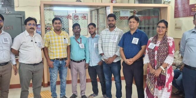 गाजीपुर: आईडीबीआई बैंक को विदेशी निजी निवेशक के हाथों बेचने के सरकारी निर्णय के विरोध में बैंक कर्मियों ने काली पट्टी बाँधकर किया प्रदर्शन