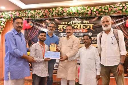 गाज़ीपुर के हुनरबाज़–सीजन 3 का आयोजन संपन्न, प्रतिभाओं ने गायन, नृत्य, अभिनय, चित्रकला, मेहंदी और काव्य-पाठ में दिखाया हुनर