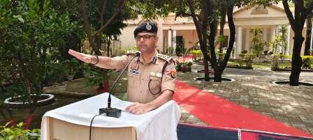 सरदार वल्लभभाई पटेल की जयंती प DIG वाराणसी वैभव कृष्‍ण ने पुलिसकर्मियों को दिलाई राष्ट्रीय एकता की शपथ