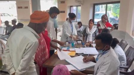 गाजीपुर: मां सरस्वती सेवा संस्थान हॉस्पिटल के नि:शुल्‍क चिकित्सा शिविर में 220 मरीजो का हुआ इलाज