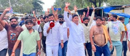 गाजीपुर: मनबढ़ भाइयों ने व्‍यापारी बंधुओं को पीटा और दी धमकी, व्‍यापारियों ने निकाला विरोध जुलूस  