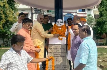 गाजीपुर: गांधी और शास्त्री जयंती पर भाजपा कार्यकर्ताओं ने किया माल्यार्पण, स्वच्छता अभियान चलाकर दिया स्वच्छता का संदेश