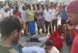 वाराणसी: अनियंत्रित कार ने तीन समाचार पत्र विक्रेताओं को कुचला, दो की मौत-एक गंभीर, आक्रोशित लोगों ने किया चक्काजाम
