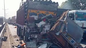 वाराणसी: ट्रक ने ट्रेलर में मारी पीछे से टक्कर, चालक की मौत