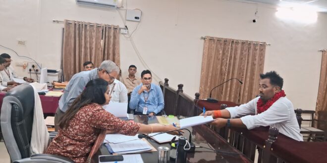 गाजीपुर लोकसभा चुनाव के नामांकन के प्रथम दिन नुसरत अंसारी सहित 19 प्रत्याशियों ने खरीदा नामांकन पत्र