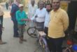 गाजीपुर: प्रतिभावान छात्रा को प्रो. डा. रमेश कुमार ने पुरस्कार में दी साइकिल