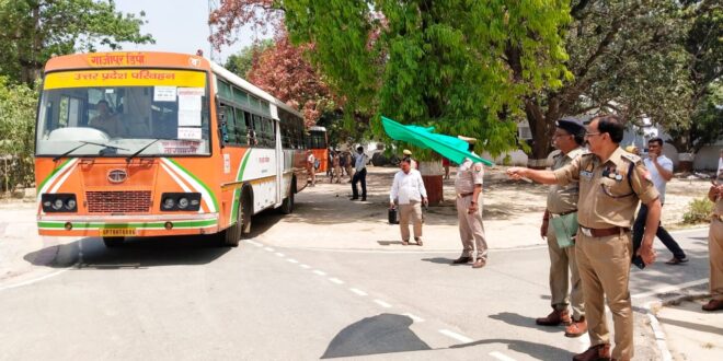 गाजीपुर: तीसरे चरण का चुनाव कराने के लिए पुलिस बल को एसपी ने हरी झंडी दिखाकर किया रवाना