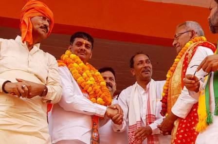 गाजीपुर: बसपा को झटका, नामांकन के दिन बसपा के स्टार प्रचारक सुभाष चौहान ने सैकड़ों समर्थकों के साथ थामा बीजेपी का दामन