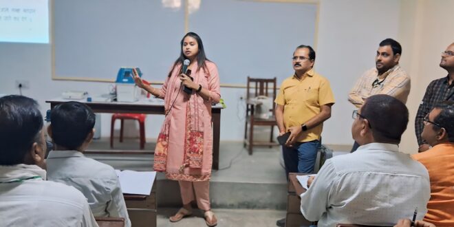 पीजी कालेज गाजीपुर में पीठासीन अधिकारी व मतदान कर्मियो का प्रशिक्षण सम्‍पन्‍न