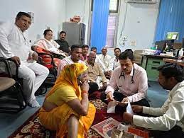 आईएमएस बीएचयू के हृदय रोग विभाग के अध्यक्ष प्रो. ओमशंकर का अनशन शुरु, जमीन पर बैठकर देख रहे हैं मरीज