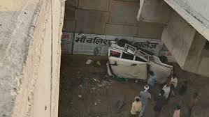 मिर्जापुर: फ्लाईओवर से नीचे गिरा श्रद्धालुओं से भरा वाहन, आधा दर्जन घायल