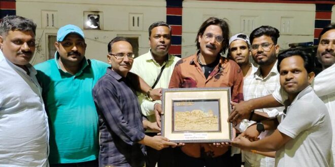 भईया जी कहिन के लोकप्रिय एंकर प्रतीक त्रिवेदी को गाजीपुर प्रेस क्ल‍ब ने किया सम्मानित