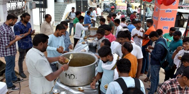 वाराणसी: श्री करुणेश्वर महादेव डीह बाब के भण्डारे में बाबा के जयकारे के साथ श्रद्धलुओं ने किया प्रसाद ग्रहण