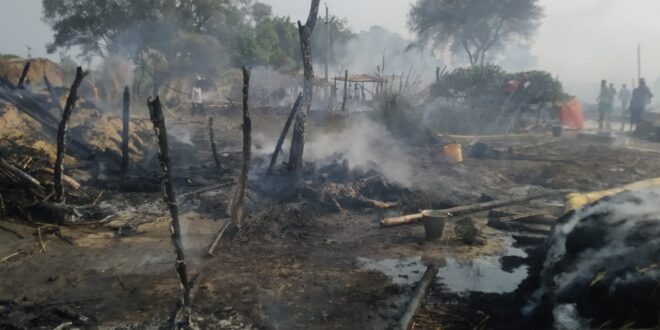 गाजीपुर: शेरपुर दलित बस्ती में लगी आग, 14 रिहायसी झोपडि़यां जलकर खाक, महिला की मौत