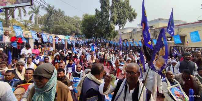 गाजीपुर: बसपा के तत्वावधान में एक दिवसीय धरना प्रदर्शन, बोले डा. विनोद कुमार- हमारे भगवान डा. अम्बेडकर