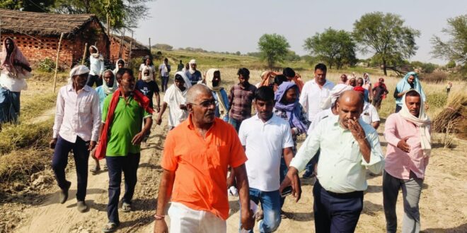 गाजीपुर: गौरहट गांव में डा. प्रदीप पाठक ने लगाई चौपाल, योजनाओं के बारे में दी जानकारी