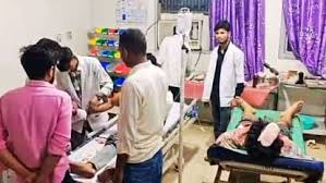 मऊ: गेहूं काटने के विवाद को लेकर चाचा-भतीजे में चली लाठी, हुई फायरिंग, तीन घायल