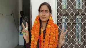 प्रयागराज: मोबाइल से दूरी, 10 घंटे की कड़ी मेहनत से महक जायसवाल ने किया इंटर में टॉप