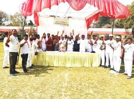 मऊ: व्यापारियों संग़ क्रिकेट खेलकर जीएसटी विभाग ने मनाया स्थापना दिवस