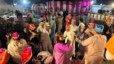 मऊ: प्राइड के फाल्गुनोत्सव में गुलाल के साथ ही चढ़ता नजर आया क्रिकेट का बुखार