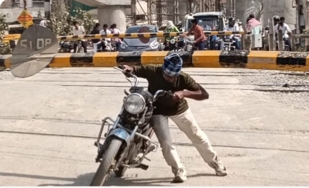 गाजीपुर: बंद फाटक के नीचे से निकल रहे बाइक सवार, नंदगंज रेलवे क्रॉसिंग पर बढ़ा हादसे का खतरा