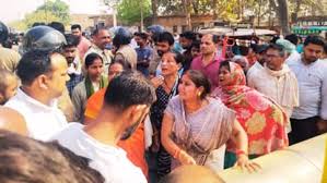 आजमगढ़: सड़क दुर्घटना में घायल छात्र की इलाज के दौरान मौत, आक्रोशित परिजनों ने किया चक्‍काजाम  