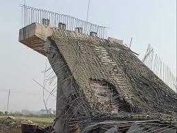 चंदौली: निर्माणाधीन रेलवे ओवरब्रिज का ढलाई के समय गिरा स्‍लैब