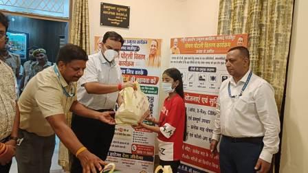 गाजीपुर: डीएम ने क्षय रोगियों में वितरित की पोषण पोटली