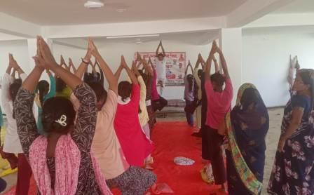 बलिया: विश्व योग सप्ताह के तीसरे दिन देवरिया गांव में उत्साहपूर्वक हुआ योगाभ्यास