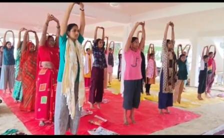 बलिया: विश्व योग सप्ताह के दूसरे दिन महिलाओं ने सीखी योग की विभिन्न मुद्राएं