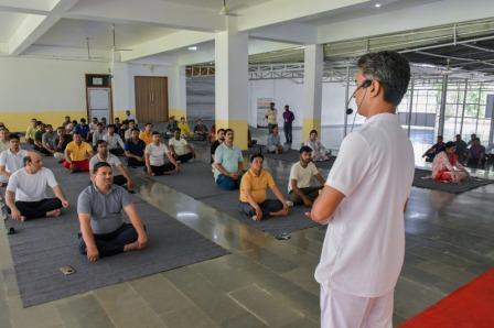 अशोका इंस्टीट्यूट वाराणसी में विश्व योग दिवस पर सामूहिक योगाभ्यास का हुआ आयोजन