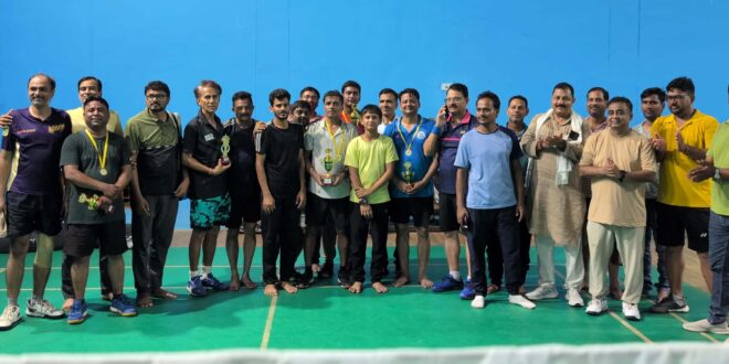आजमगढ़: बैडमिंटन मित्रता प्रतियोगिता गरिमापूर्ण एवं सम्मानपूर्वक वातावरण में समारोहपूर्वक संपन्न हुई