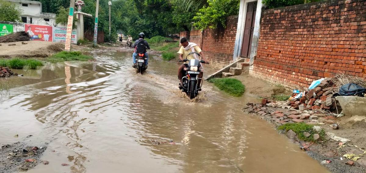 गाजीपुर: ढढंनी-ताजपुर मार्ग पर जलभराव से क्षेत्रवासी परेशान